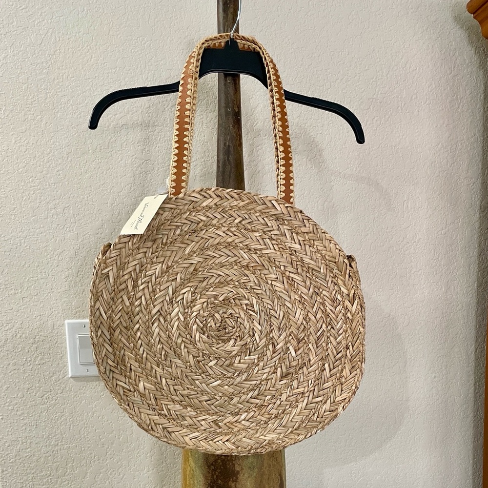 🔥 NWT~The VACATION TOTE Universal Treads Round Straw Tote Bag 1 Inside pocket - Picture 4 of 12